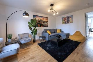 Elegant 4BR Home, Parking, City Centre, Sleeps7 - 6