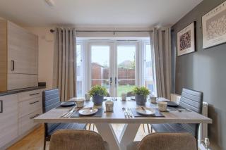 Elegant 4BR Home, Parking, City Centre, Sleeps7 - 2