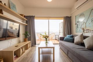 Central 1BR - Views - Deli Café - 0