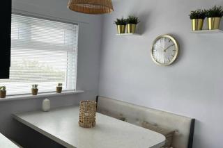 4-Bed House - Sea View Garden Parking Wifi - 3