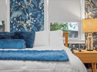 King Bed Pet Friendly Retro Inspired - 7
