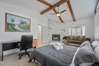 Bright and Gorgeous Canoga Park Guesthouse - 0
