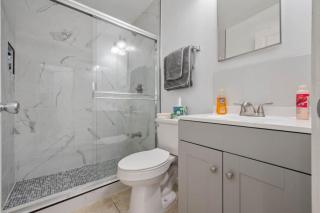 Bright and Gorgeous Canoga Park Guesthouse - 4