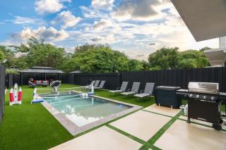 Asian Vibe Home in Design District with Pool BBQ Spacious Backyard - 8