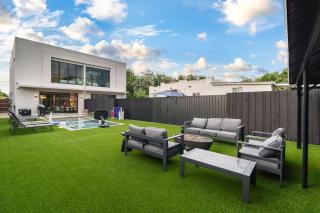 Asian Vibe Home in Design District with Pool BBQ Spacious Backyard - 2