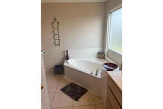 Minutes to Shopping, Dining and Fun Family Stay - Sleeps 6 - 9