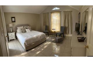 Minutes to Shopping, Dining and Fun Family Stay - Sleeps 6 - 4