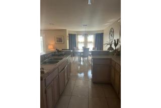 Minutes to Shopping, Dining and Fun Family Stay - Sleeps 6 - 2