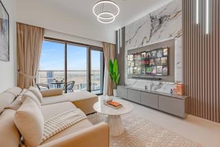 Highest floor - 5 mins walk to Dubai Mall and Burj Khalifa - 4