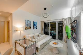 Highest floor - 5 mins walk to Dubai Mall and Burj Khalifa - 3