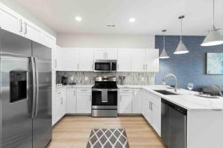 Luxury Living 5 Min From Downtown - 4
