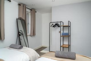 3BR Sleeps 6, Free Parking, City & Beach - 6