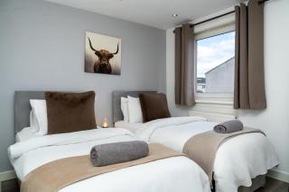 3BR Sleeps 6, Free Parking, City & Beach - 9