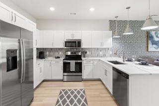 Epic Living 5 Min From Downtown - 7