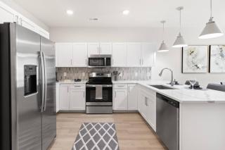 Contemporary Living 5 Min From Downtown - 4