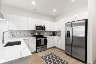 The Luxe Living 5 Min From Downtown - 3