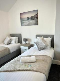 Near the Beach 3Bedroom Apartment WIFI Modern & Spacious Sleeps 6 - 1