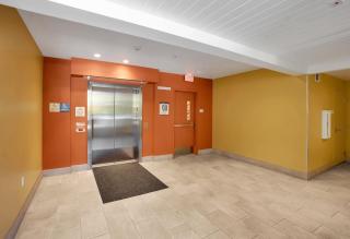 Elevator-Work Here-Gig WiFi-King Bed-Laundry in unit - 4
