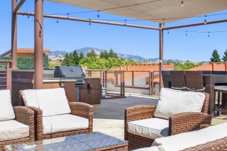 Elevator-Work Here-Gig WiFi-King Bed-Laundry in unit - 1