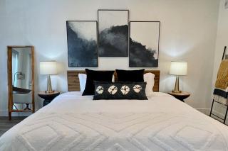 Elevator-Work Here-Gig WiFi-King Bed-Laundry in unit - 9