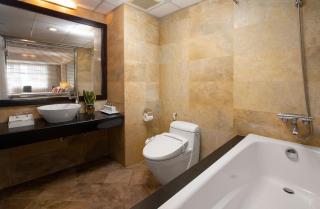 Van Nam Hotel by OnHotelRooms - 8