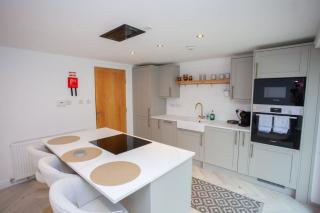 Newly Renovated 3 Bedroom Modern House - 3