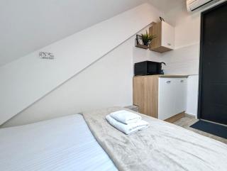 Tiny Studio w Detached Bath - 7