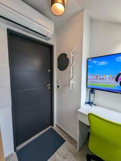 Tiny Studio w Detached Bath - 6