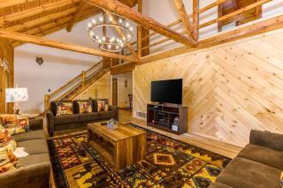 Luxury Spacious Cabin Hot Tub, Theater, 5 Acres in Hocking Hills - 9