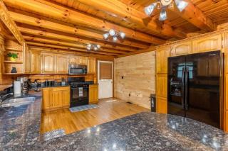 Luxury Spacious Cabin Hot Tub, Theater, 5 Acres in Hocking Hills - 1