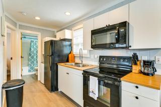 Waterfront Living and Resort Perks! Lake Norman Stay - 2
