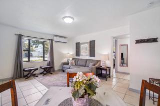 6 Mi to Downtown Orlando Quiet Home with Sunroom - 4