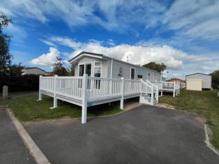 Luxury mini lodge with hot tub and decking at Tattershall Lakes - 9