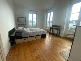 Appartement lumineux avec cour privée 2 chambres 6 personnes plein centre - Écommoy - 9