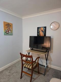 Essex desk chair wardrobe Free parking WiFi - 4