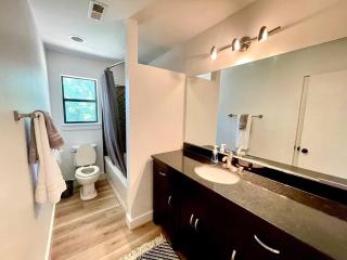 Fayetteville Retreat - Centrally located - Next to Washington Regional Hospital - 6