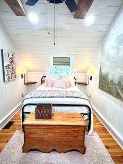 Stay Foxy Cottage, Mirror Lake Highlands, NC - 2