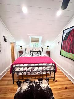 Stay Foxy Cottage, Mirror Lake Highlands, NC - 1