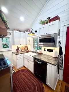 Stay Foxy Cottage, Mirror Lake Highlands, NC - 4