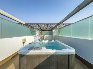 Private Rooftop Jacuzzi - Duplex - Masdar City - 5