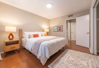 Mid-Century Modern Elegance in Hollywood with Parking - 9