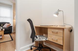 Spacious 3 Bed House for Contractors and NHS with Parking Fast WiFi Sleeps 5 - 3