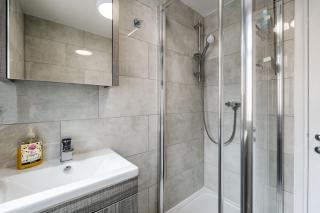 Spacious 3 Bed House for Contractors and NHS with Parking Fast WiFi Sleeps 5 - 2