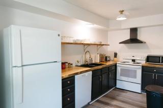 "Morning View 1" Cozy Modern Stay - College/Hiking - 2