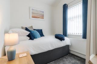 Franks house, 3 Bedroom in Liverpool - sleeps 5, Newly refurbished - long stays welcome, free parking - 1