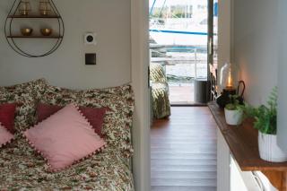 La Petite Foret Houseboat on the Isle of Wight - 2