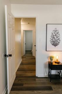 "Morning View 2" Cozy Modern Stay - College/Hiking - 2