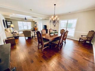 Two houses 7 bedrooms 3 King beds 7400 sq ft - 7