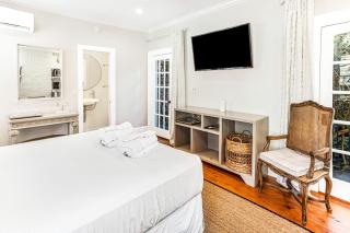 Red Door Hideaway by Lucky Savannah - 1