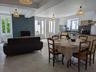 Maison charentaise rénovée avec jardin privatif et parking - FR-1-653-281 - 3